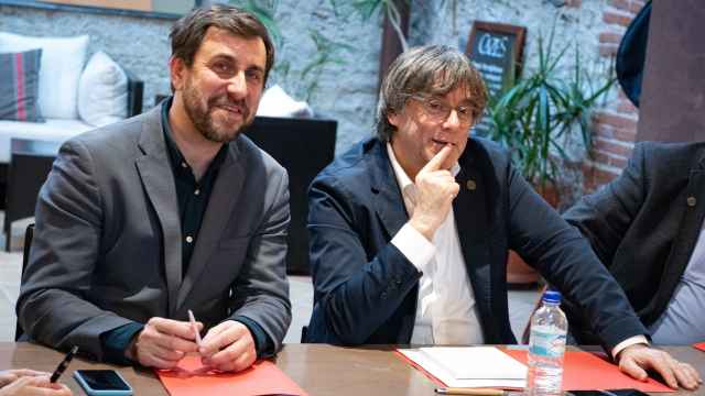 El candidato de Junts al 9J, Toni Comín (i), junto al candidato posconvergente a presidir la Generalitat, Carles Puigdemont