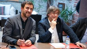 El candidato de Junts al 9J, Toni Comín (i), junto al candidato posconvergente a presidir la Generalitat, Carles Puigdemont