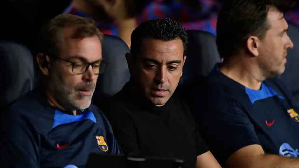 Xavi Hernández, junto a sus ayudantes, en el banquillo del Barça