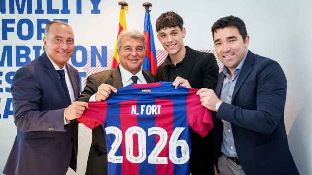 Héctor Fort, junto a Laporta, Deco y Yuste, en la firma de su nuevo contrato con el Barça