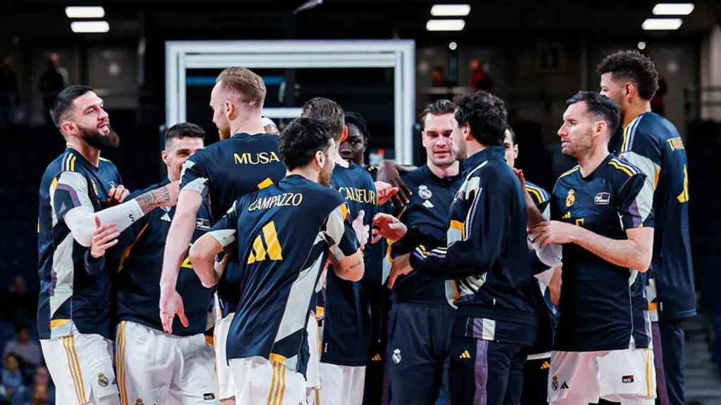 Los jugadores del Real Madrid de basket celebran una victoria