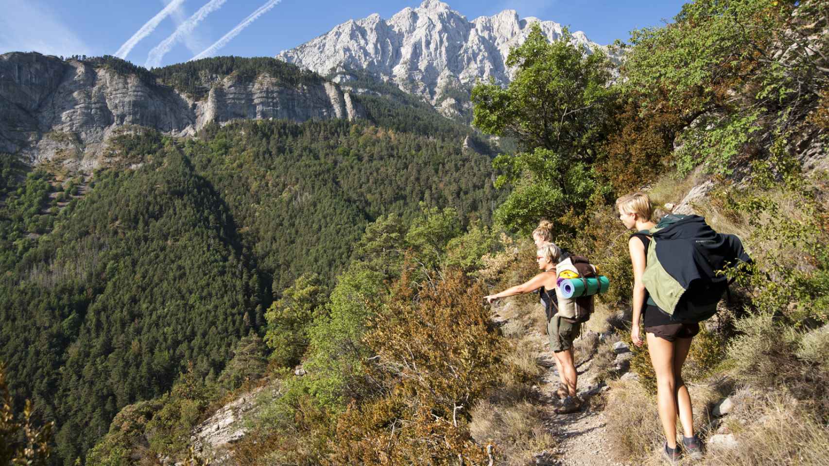 Dos jóvenes caminan por un sendero del Pedraforca