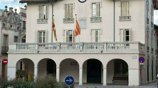 Fachada del Ayuntamiento socialista de Cardedeu, donde se incumple la ley de banderas al no incluir la española