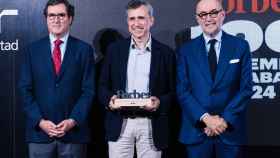 El presidente de la CEOE, Antonio Garamendi; el CEO de ISDIN, Juan Naya, y el presidente y fundador de SpainMedia, Andrés Rodríguez, durante la VI Edición del Premio 'Mejor Empresa para Trabajar'