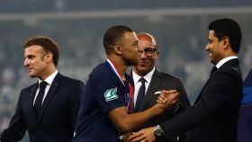 Nasser Al-Khelaifi felicita a Kylian Mbappé tras la conquista de la Copa de Francia por parte del PSG