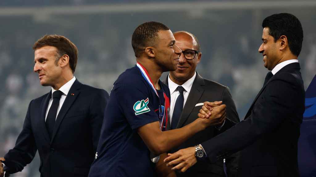 Nasser Al-Khelaifi felicita a Kylian Mbappé tras la conquista de la Copa de Francia por parte del PSG