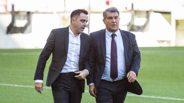 Xavi Hernández y Joan Laporta, durante la presentación del egarense como entrenador del Barça