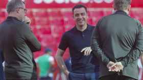 Xavi Hernández, sonriente con su staff antes de despedirse del Barça en Sevilla