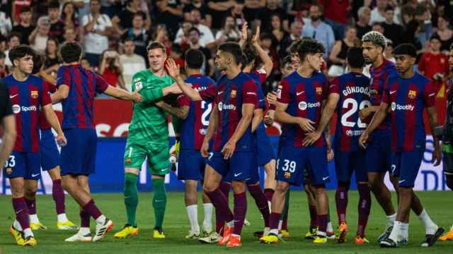 Los jugadores del Barça celebran el triunfo sobre el Sevilla