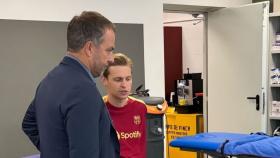 Hansi Flick se encuentra con Frenkie de Jong en la Ciutat Esportiva