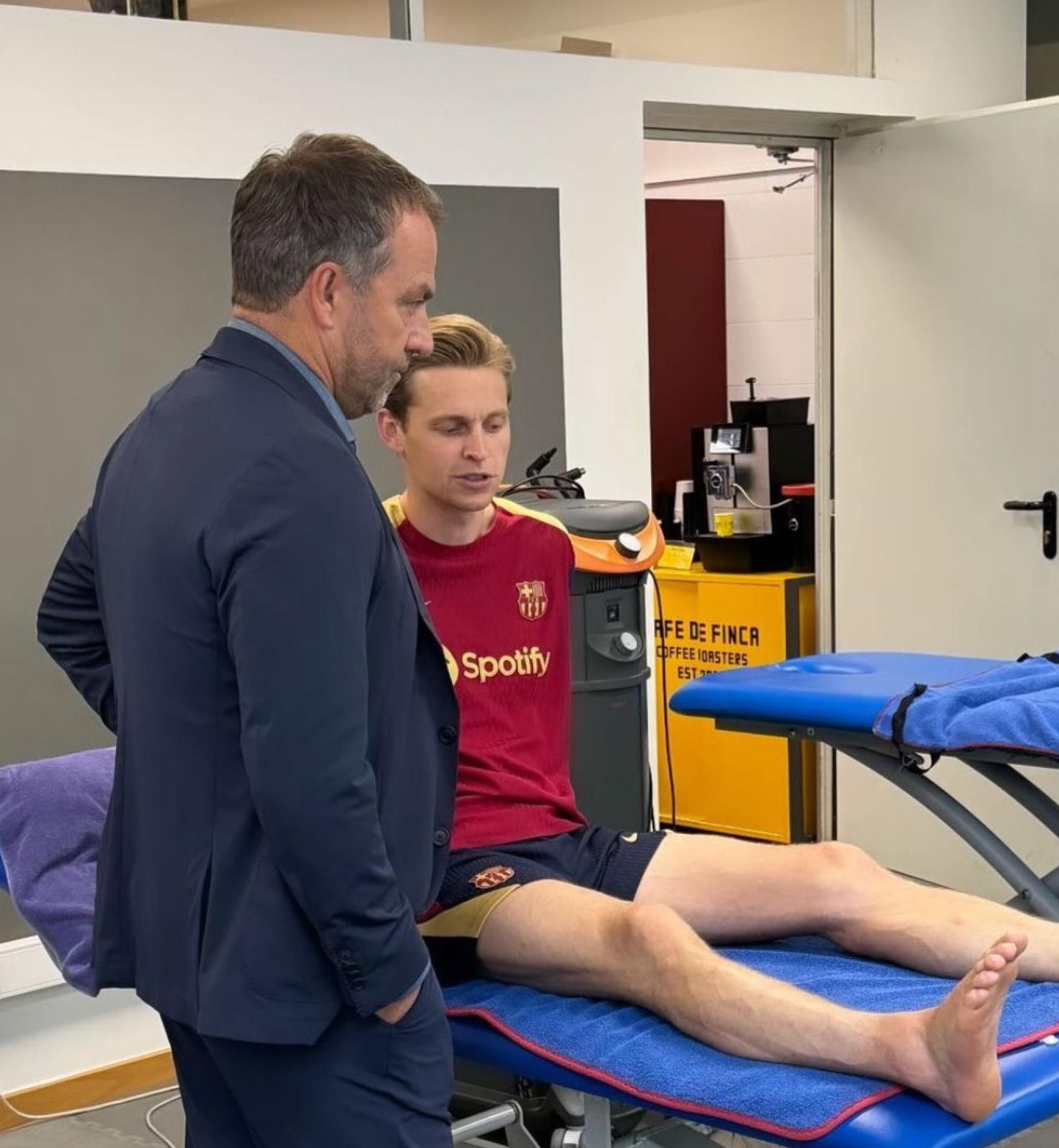 Hansi Flick se encuentra con Frenkie de Jong en la Ciutat Esportiva