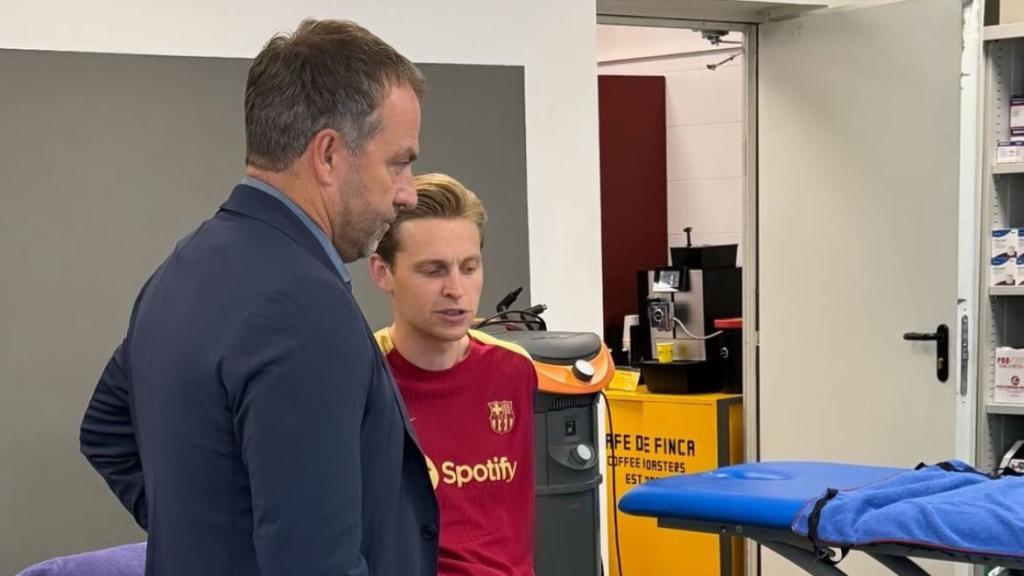 Hansi Flick se encuentra con Frenkie de Jong en la Ciutat Esportiva