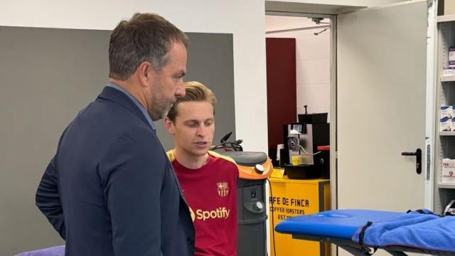 Hansi Flick se encuentra con Frenkie de Jong en la Ciutat Esportiva