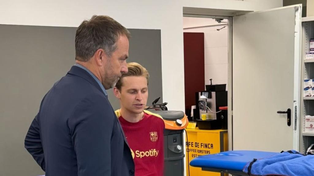 Hansi Flick se encuentra con Frenkie de Jong en la Ciutat Esportiva