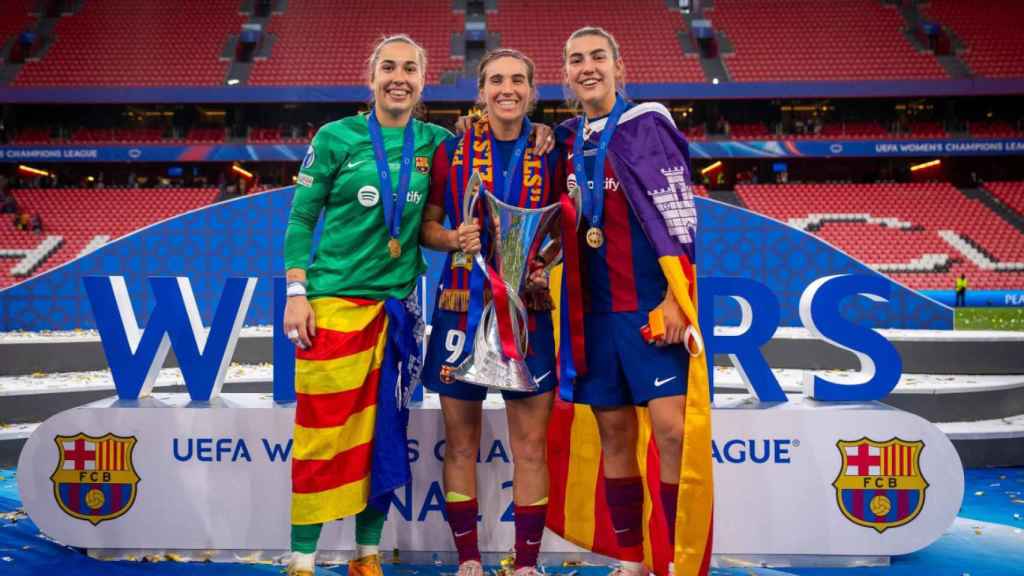 Cata Coll, Mariona Caldentey y Patri Guijarro posan con el trofeo de la Champions League en San Mamés