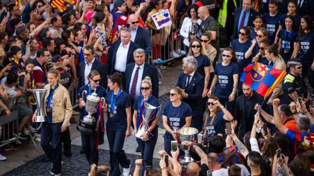 Las estrellas del Barça Femenino exhiben los trofeos conquistados durante la temporada 23-24 en Barcelona