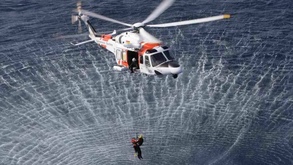 Un helicóptero rescata del mar a una persona en situación de riesgo