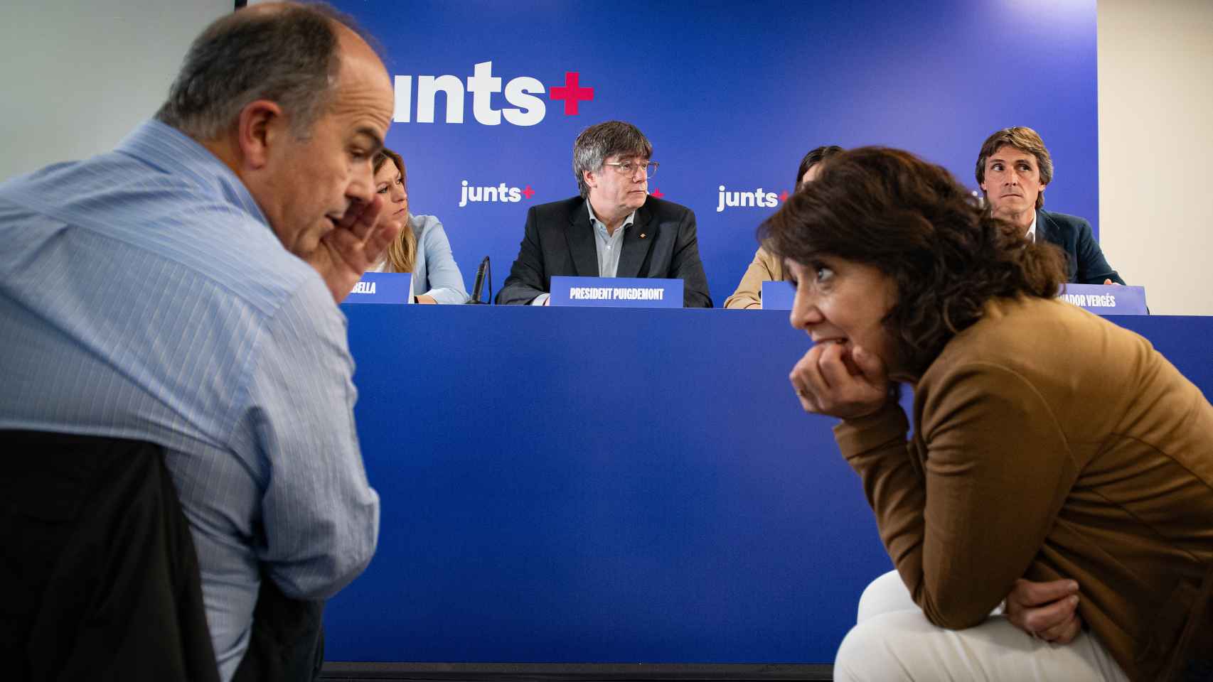 El secretario general de Junts per Catalunya, Jordi Turull (i), y el expresidente de la Generalitat y candidato de Junts a las elecciones catalanas, Carles Puigdemont (c)