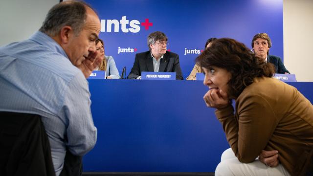 El secretario general de Junts per Catalunya, Jordi Turull (i), y el expresidente de la Generalitat y candidato de Junts a las elecciones catalanas, Carles Puigdemont (c)