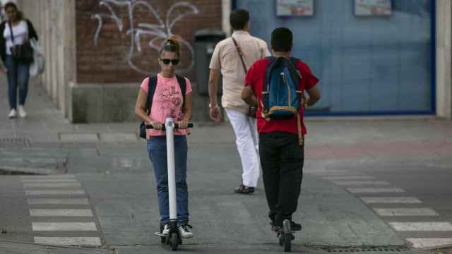 Dos personas en patinete eléctrico