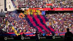 La afición del Barça alienta al primer equipo en MontjuÏc