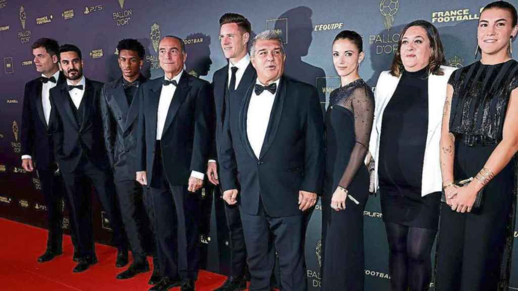 Los jugadores y jugadoras del Barça, en compañía de la directiva, en la gala del Balón de Oro