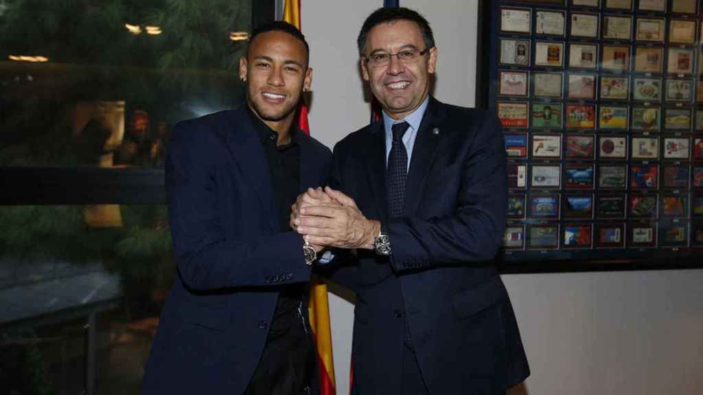 Neymar Jr y Josep Maria Bartomeu celebran la renovación hasta 2021