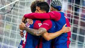Joao Félix, Cancelo y Ronald Araujo se abrazan en el triunfo del Barça sobre el Rayo Vallecano