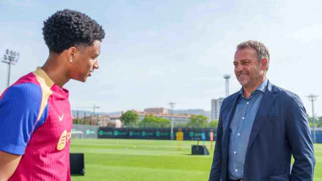 Hansi Flick saluda a Alejandro Balde en su primer día como entrenador del Barça