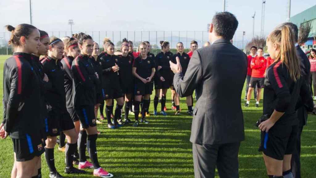 Bartomeu saluda a las jugadoras del Barça Femenino antes de un entrenamiento