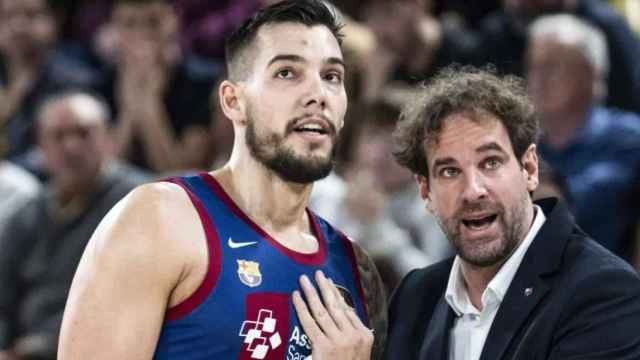 Willy Hernangómez, jugador del Barça de basket, junto a Roger Grimau