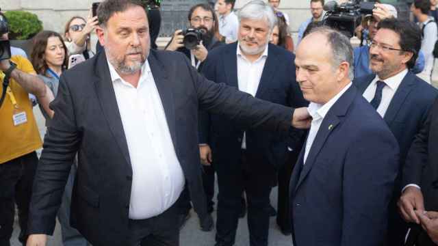 El presidente de ERC, Oriol Junqueras, y el secretario general de Junts, Jordi Turull, celebran la aprobación de la ley de amnistía en el Congreso