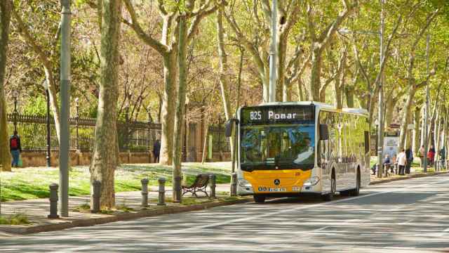 Imagen de un autobús de Tusgsal entre Barcelona y Badalona