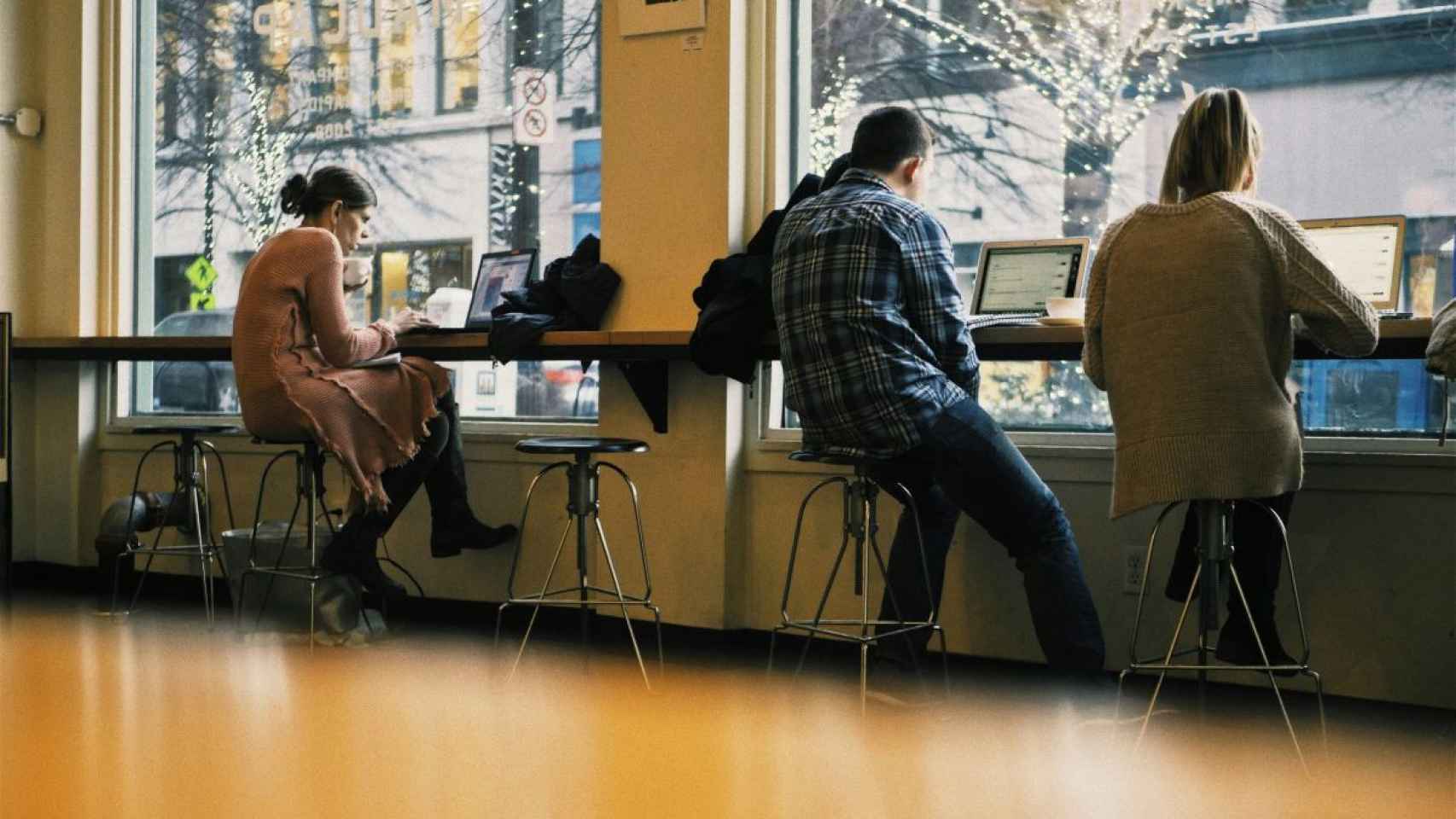 Imagen de archivo de personas trabajando en una oficina