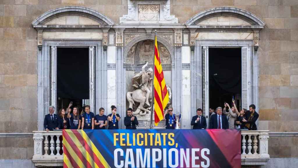 El Barça Femenino celebra el póquer de títulos en la Plaza Sant Jaume