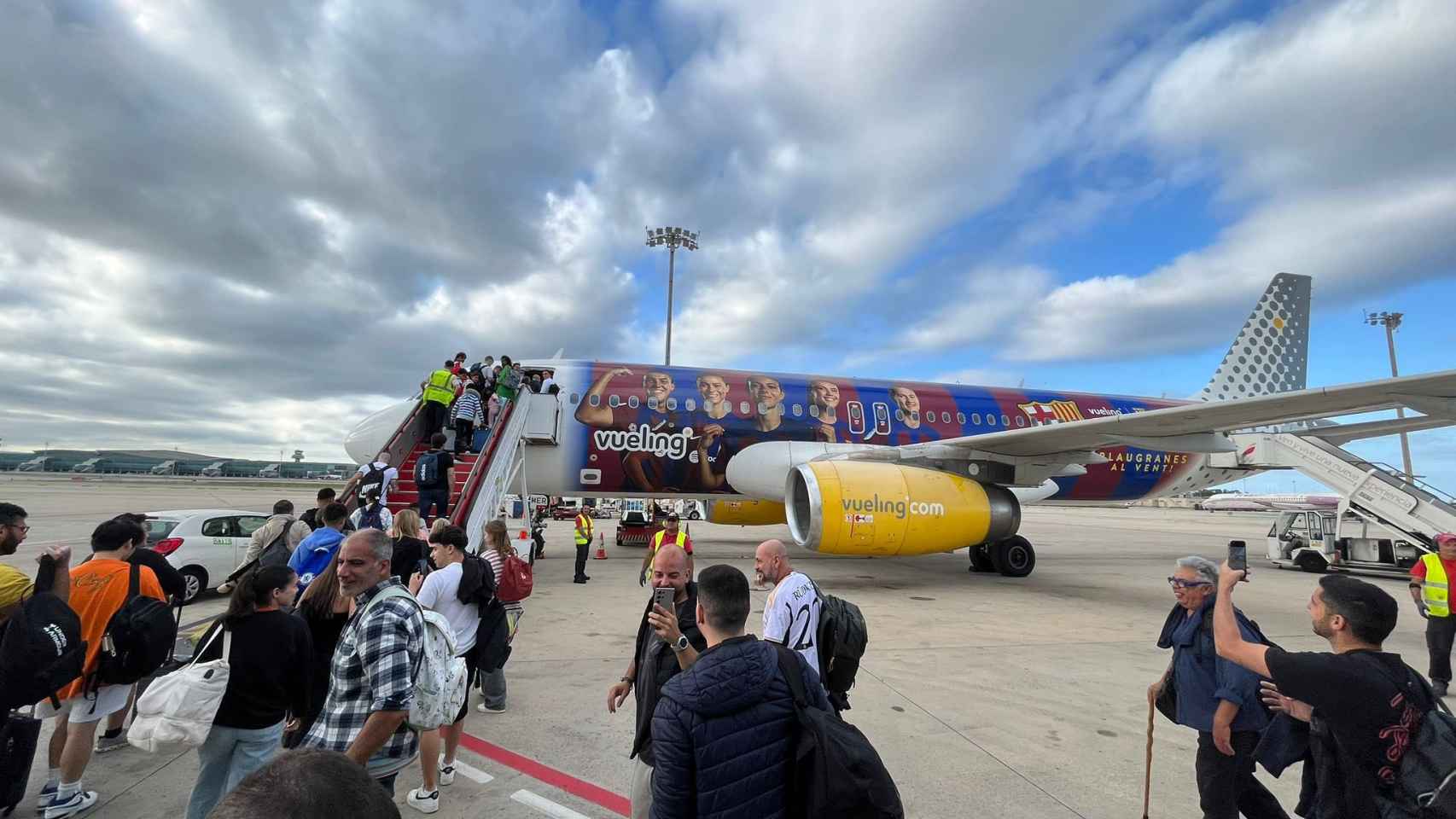 Vueling transporta a los aficionados del Real Madrid en el avión del Barça Femenino