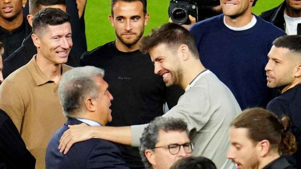 Gerard Piqué saluda a Joan Laporta en la despedida de Sergio Busquets