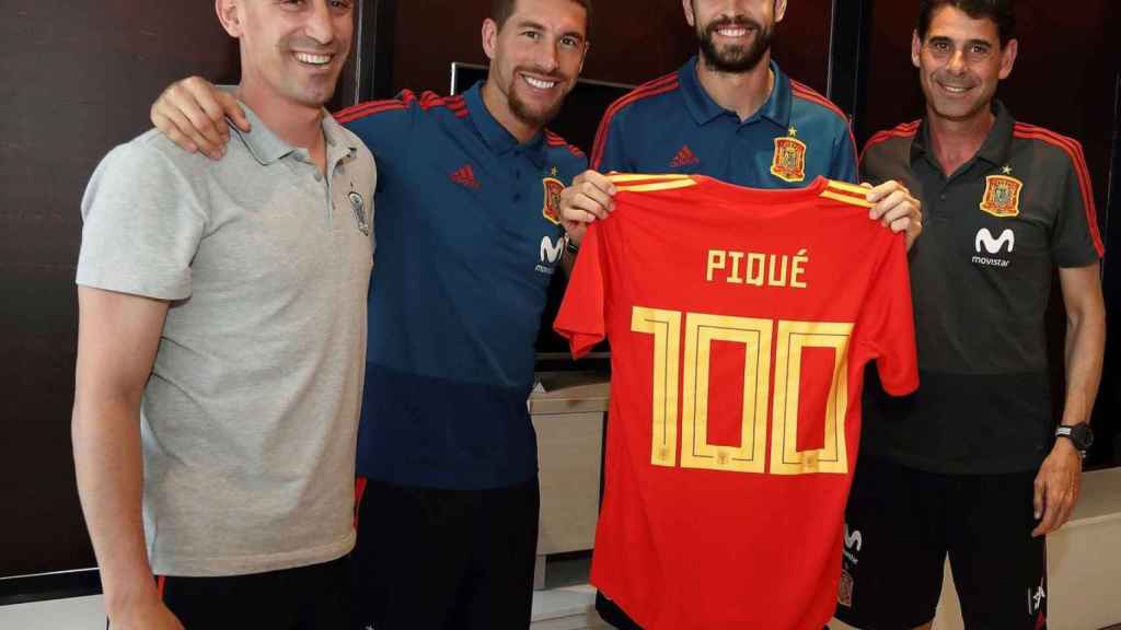 Luis Rubiales, Sergio Ramos y Fernando Hierro, en el homenaje a Gerard Piqué por sus 100 partidos con España