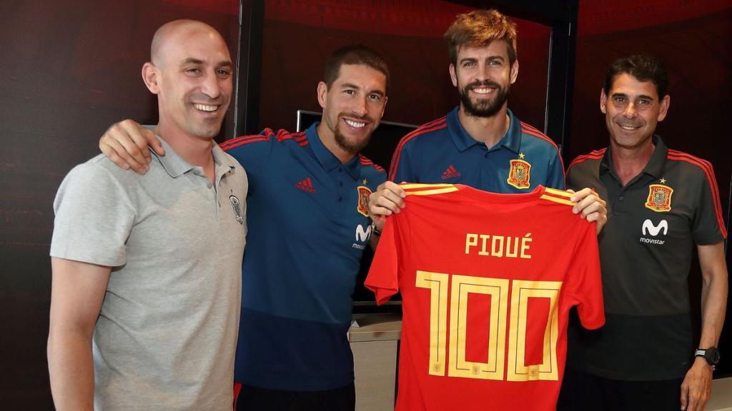 Luis Rubiales, Sergio Ramos y Fernando Hierro, en el homenaje a Gerard Piqué por sus 100 partidos con España