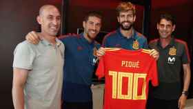 Luis Rubiales, Sergio Ramos y Fernando Hierro, en el homenaje a Gerard Piqué por sus 100 partidos con España