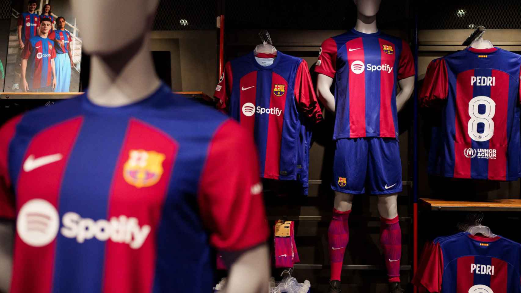 La camiseta principal del Barça, con el logo de Nike, en una de las tiendas oficiales