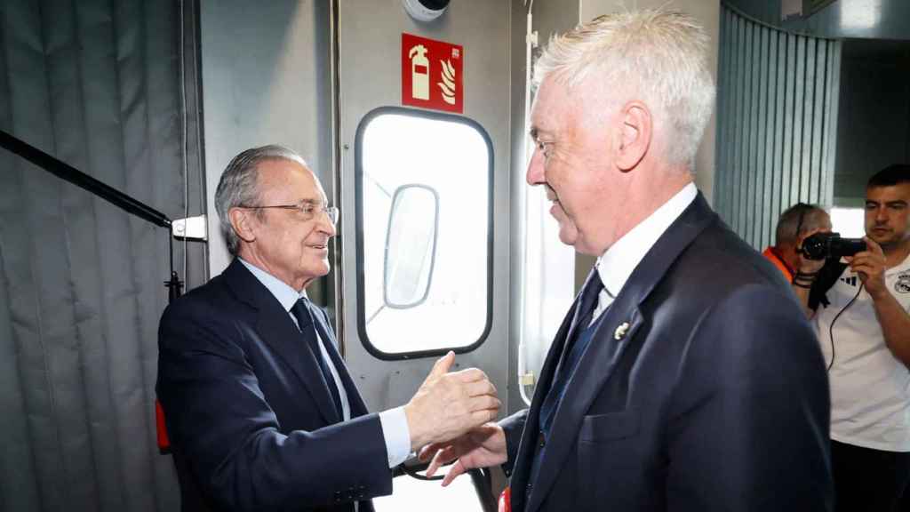 Florentino Pérez saluda a Ancelotti antes del viaje del Real Madrid a Londres