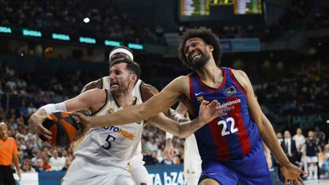 Jabari Parker intenta recuperar el balón en la derrota del Barça contra el Real Madrid