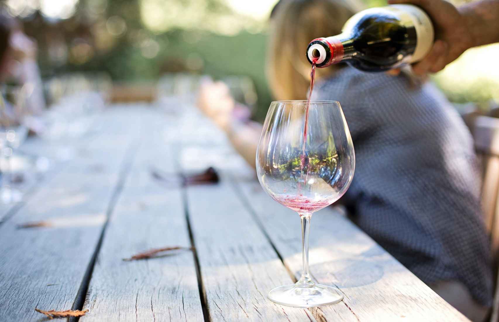 Botella y copa de vino