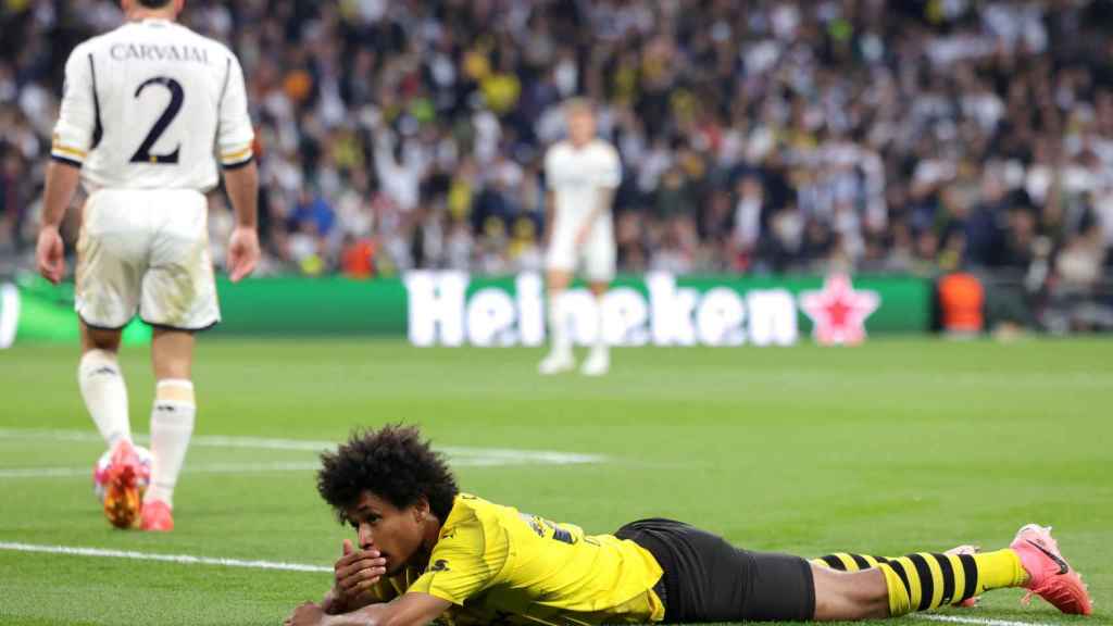 Karim Adeyemi se lamenta tras fallar una ocasión clara contra el Real Madrid