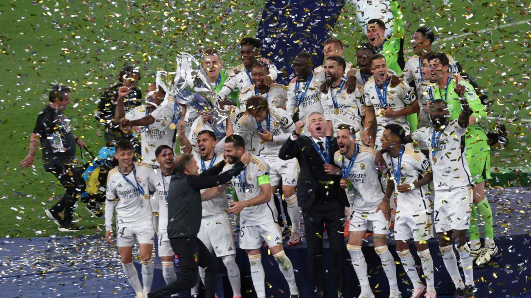 La plantilla del Real Madrid celebra su victoria en la final de Wembley