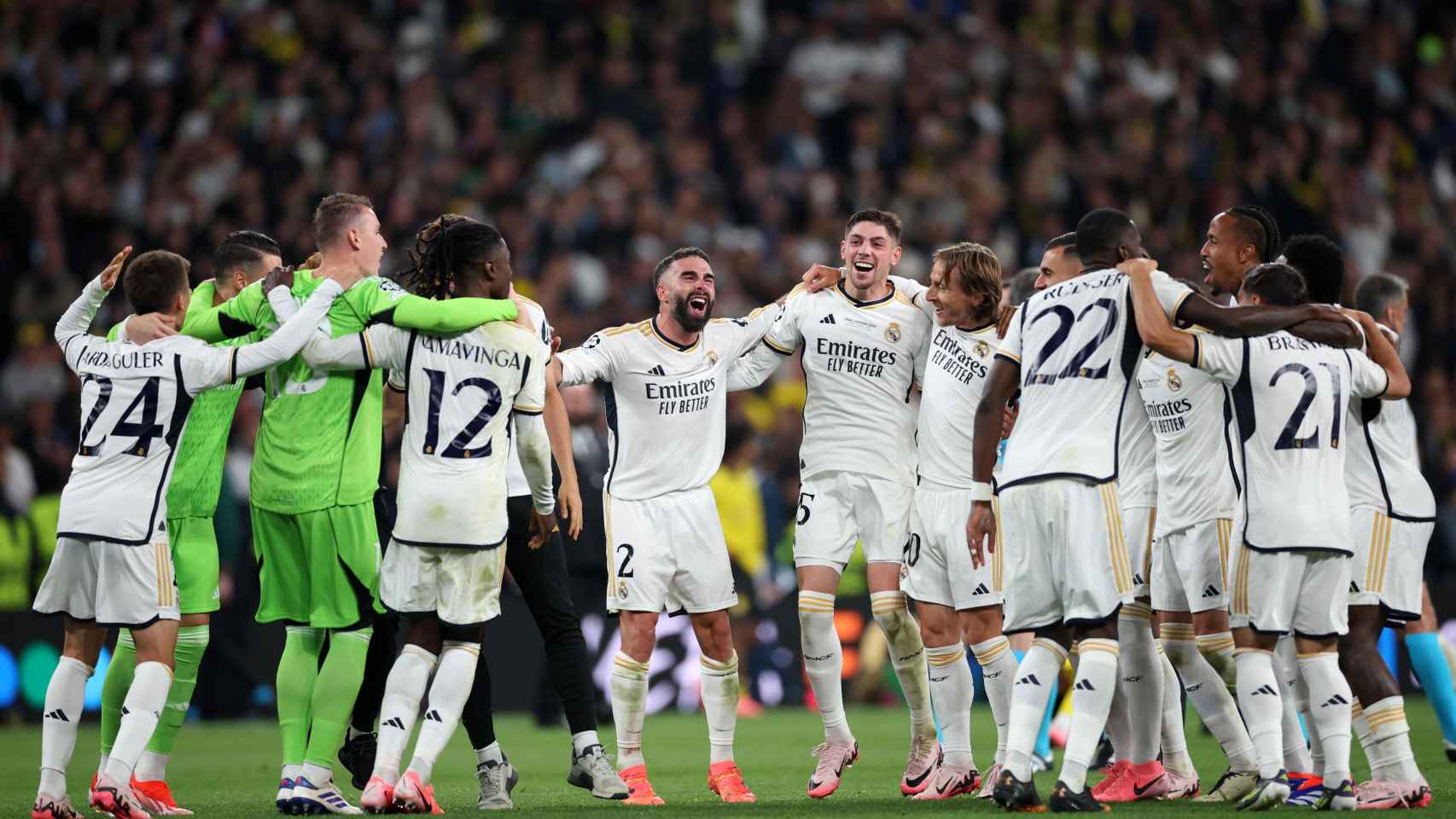 Los jugadores del Real Madrid celebran la conquista de la Champions League en Wembley