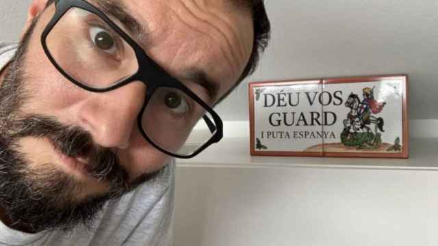 El humorista Jair Domínguez, con un rótulo que reza Puta España