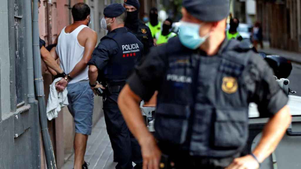 Imagen de una detención practicada por los Mossos d'Esquadra