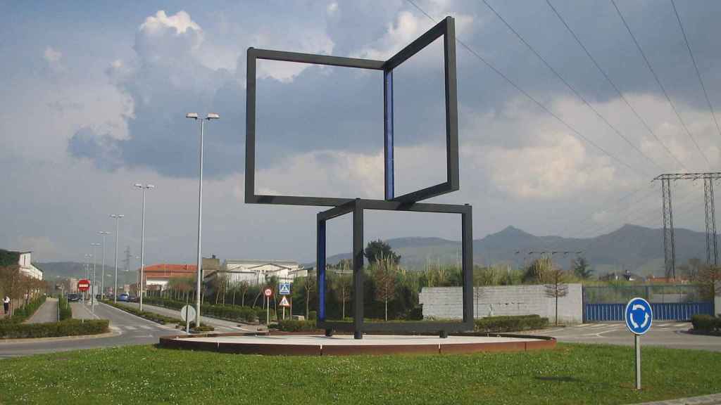 Escultura Cuatro cuadros, del artista Chema Alvargonzález, en una rotonda de Torrelavega
